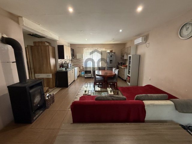 Eladó családi ház, Pécsett 39.9 M Ft, 2 szobás