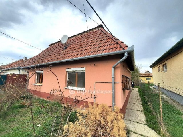 Eladó családi ház, Szolnokon 39.99 M Ft, 4+1 szobás