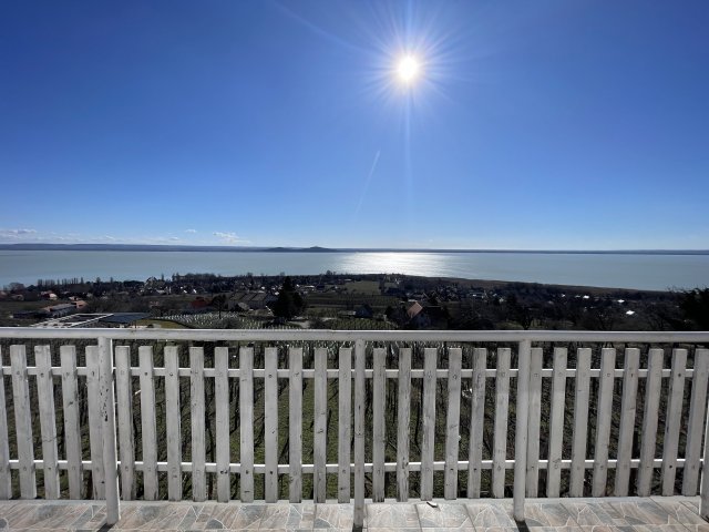 Eladó családi ház, Badacsonytomajon 390 M Ft, 10 szobás