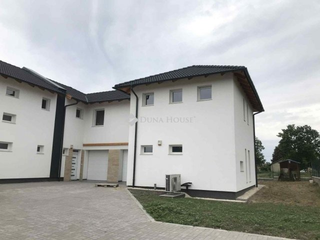 Eladó ikerház, Herceghalomon 99 M Ft, 4 szobás