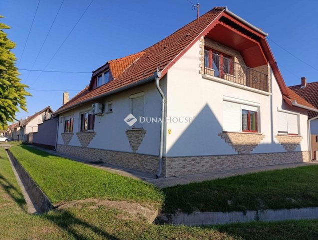 Eladó családi ház, Mohácson 99 M Ft, 4 szobás