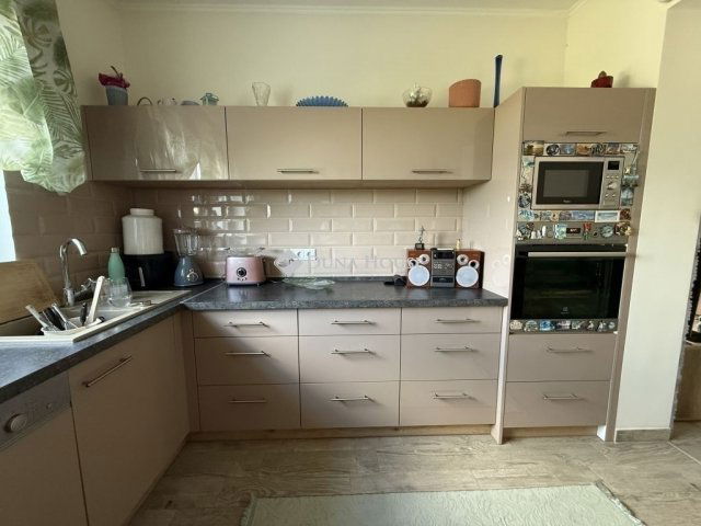 Eladó családi ház, Péterin 159 M Ft, 3 szobás