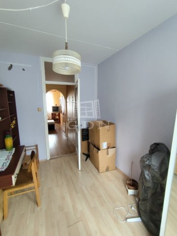 Eladó panellakás, Veszprémben 66.5 M Ft, 1+3 szobás