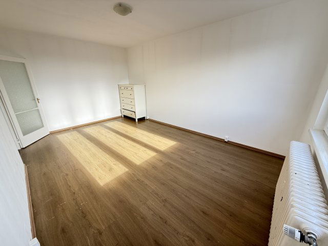 Eladó panellakás, Dunaújvárosban 29.9 M Ft, 3 szobás