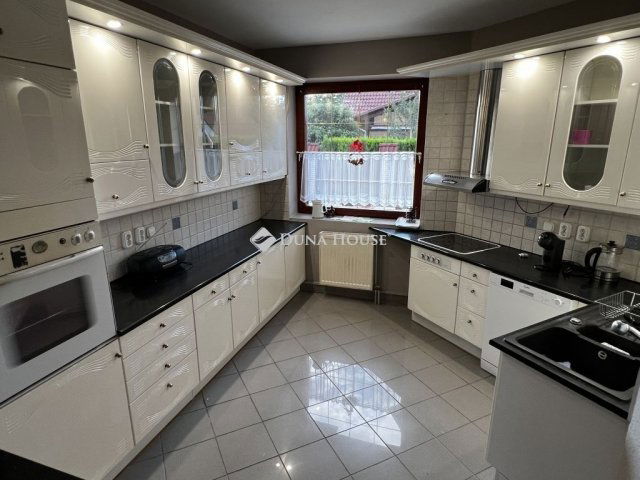 Eladó családi ház, Dunaújvárosban 119.9 M Ft, 7 szobás