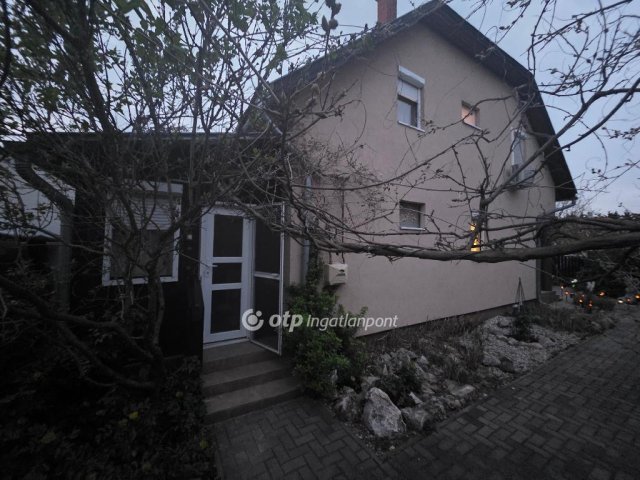 Eladó téglalakás, Pápán 58.5 M Ft, 2+2 szobás