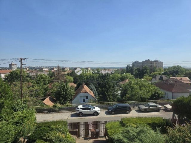 Eladó családi ház, Pécsett 149.9 M Ft, 6 szobás