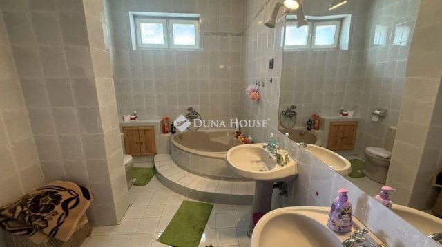 Eladó családi ház, Fertőhomokon 79.9 M Ft, 6 szobás