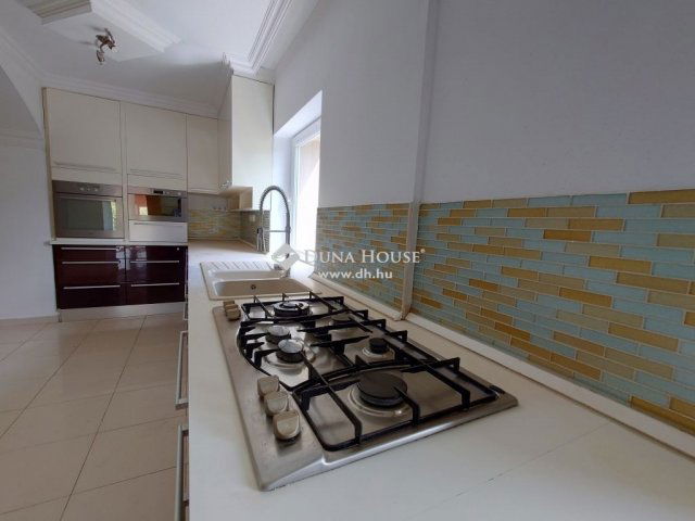 Eladó családi ház, Pilisborosjenőn 193 M Ft, 6 szobás