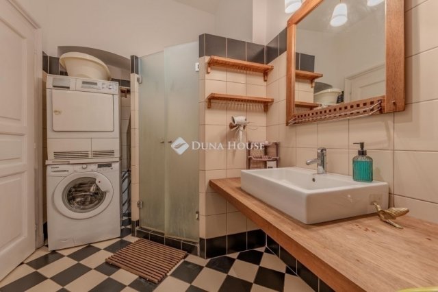 Eladó téglalakás, Budapesten, VI. kerületben 139 M Ft, 5 szobás