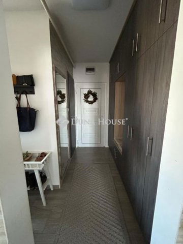 Eladó panellakás, Pécsett 56.9 M Ft, 3 szobás