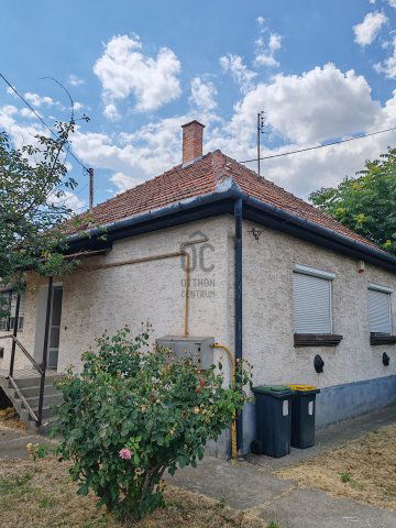 Eladó családi ház, Szolnokon 22 M Ft, 2 szobás