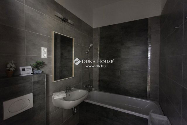 Eladó téglalakás, Budapesten, VII. kerületben 139 M Ft, 3 szobás