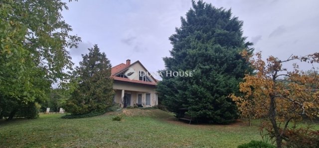 Eladó családi ház, Szadán 209.9 M Ft, 6 szobás