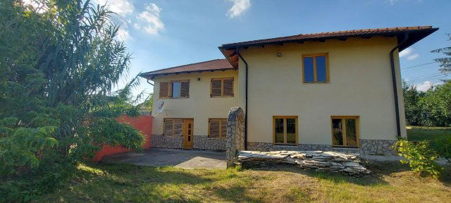 Eladó családi ház, Komáromban 135 M Ft, 5 szobás