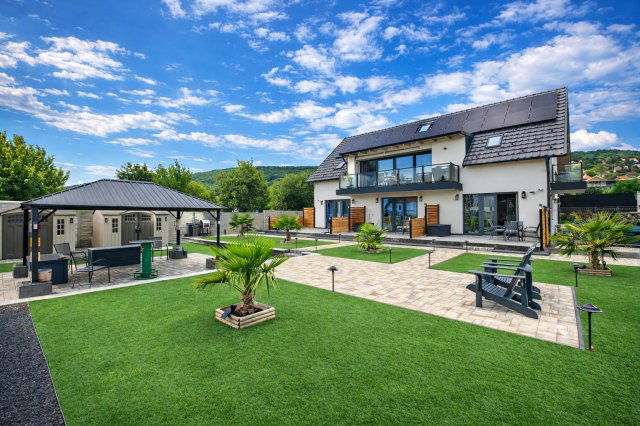 Eladó családi ház, Csopakon 329.9 M Ft, 6 szobás