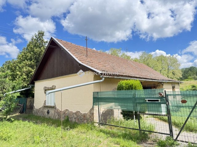 Eladó családi ház, Békésen, Tárház utcában 8 M Ft, 2 szobás