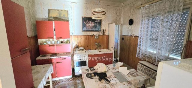 Eladó családi ház, Mikepércsen 49.9 M Ft, 2 szobás