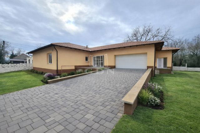 Eladó családi ház, Szigetszentmártonban 153 M Ft, 4 szobás