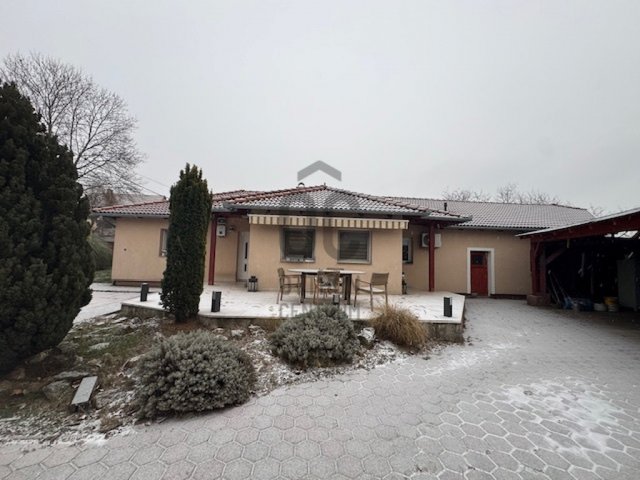 Eladó családi ház, Szadán 180 M Ft, 6 szobás