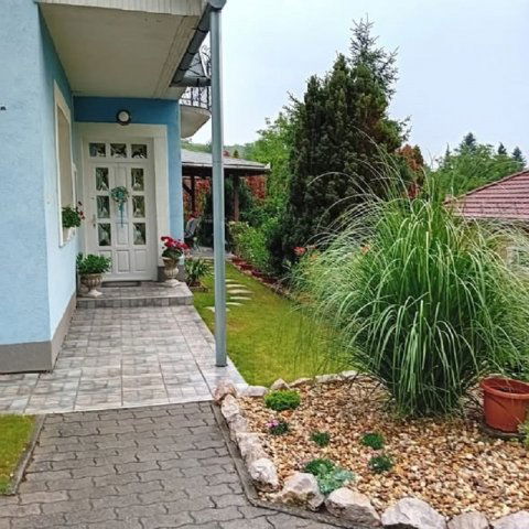 Eladó családi ház, Bajóton 93 M Ft, 5 szobás