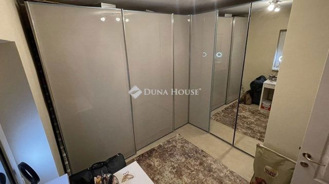 Eladó családi ház, Pécsett 109 M Ft, 6 szobás