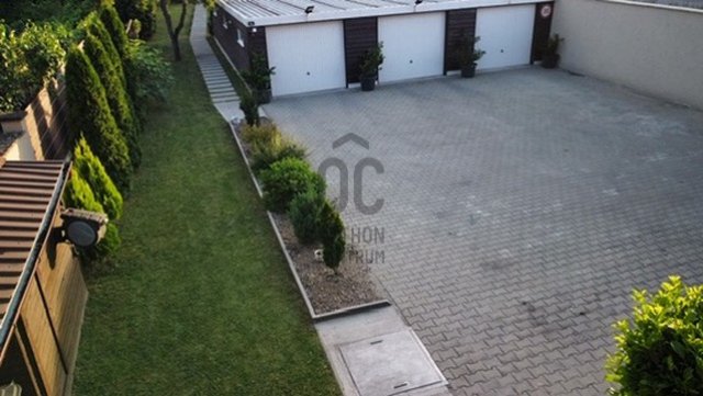 Eladó családi ház, Pécsett 109.9 M Ft, 5 szobás