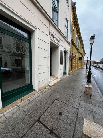 Eladó üzlethelyiség, Pécsett 44.9 M Ft, 3 szobás