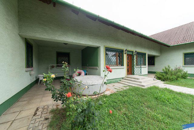 Eladó családi ház, Pécelen 395 M Ft, 6 szobás