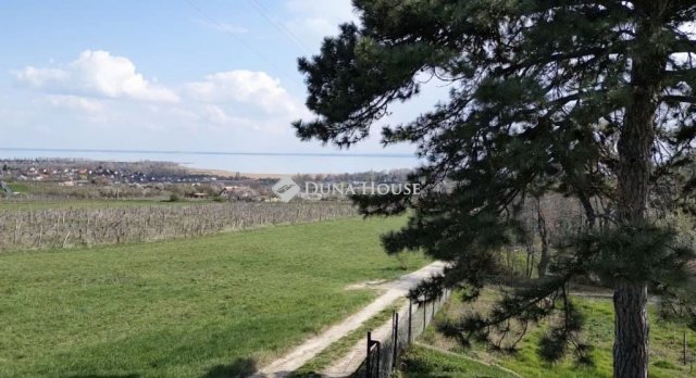 Eladó ikerház, Csopakon 134.9 M Ft, 3 szobás