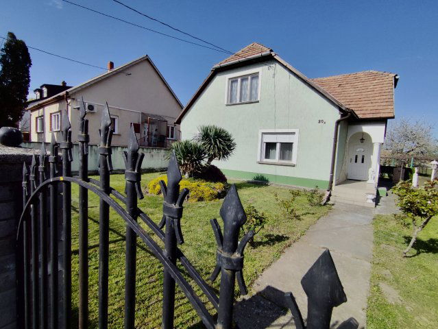 Eladó családi ház, Győrött 71.8 M Ft, 4 szobás