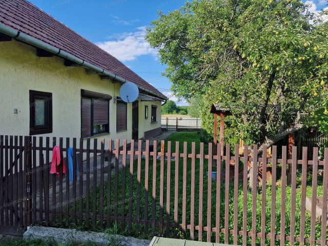 Eladó családi ház, Jászágón 20 M Ft, 2 szobás