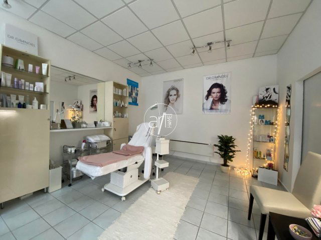 Eladó üzlethelyiség, Szegeden, Bartók téren 6.5 M Ft