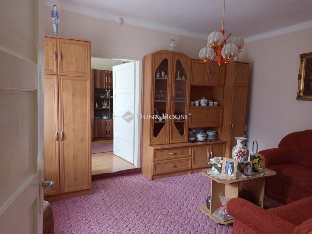 Eladó családi ház, Komlón 32 M Ft, 2 szobás