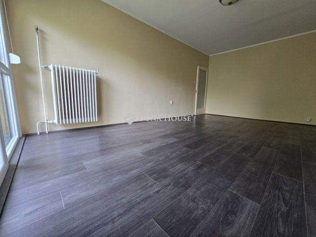 Eladó panellakás, Pécsett 46.5 M Ft, 3 szobás