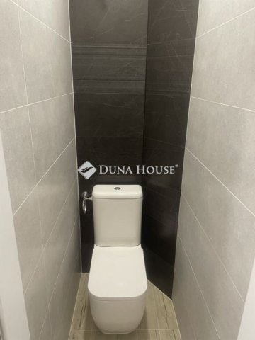 Eladó panellakás, Pécsett 64.99 M Ft, 3 szobás