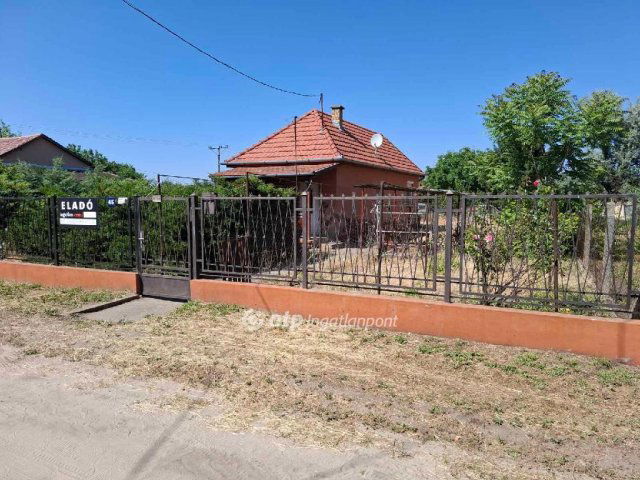 Eladó családi ház, Cegléden 31.8 M Ft, 2+1 szobás