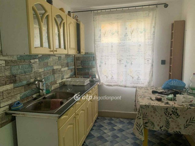 Eladó családi ház, Csemőn 16 M Ft, 2 szobás