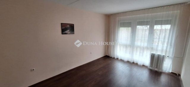 Kiadó panellakás, albérlet, Pécsett 140 E Ft / hó, 2 szobás