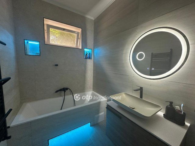 Eladó családi ház, Szentesen 69.9 M Ft, 5+2 szobás