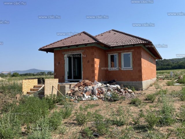 Eladó családi ház, Csörögön 95 M Ft, 1+3 szobás