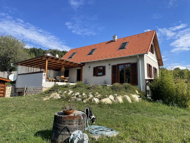 Eladó családi ház, Balatonakaliban 270 M Ft, 6 szobás
