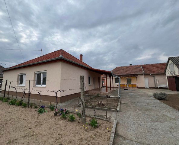 Eladó családi ház, Császártöltésen 33.8 M Ft, 4 szobás