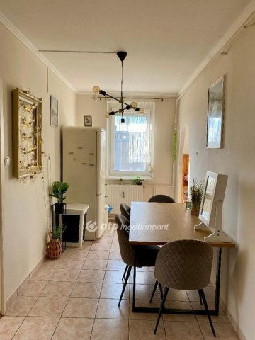 Eladó panellakás, Pápán 37.49 M Ft, 1+3 szobás