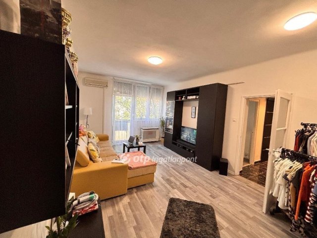 Eladó téglalakás, Szolnokon 33 M Ft, 1+1 szobás