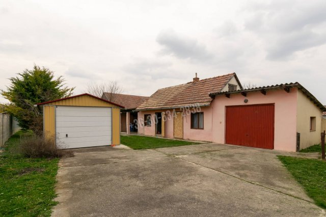 Eladó családi ház, Máriakálnokon 80 M Ft, 6 szobás