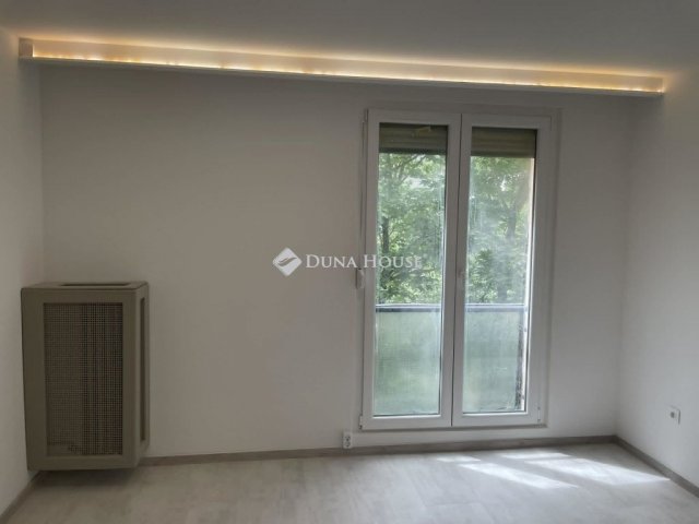 Eladó panellakás, Pécsett 64.99 M Ft, 3 szobás