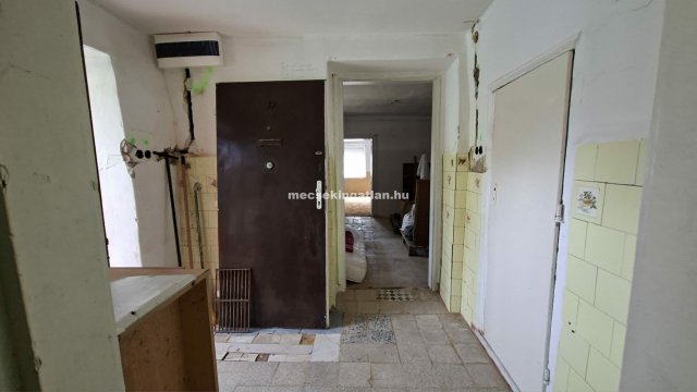 Eladó családi ház, Pécsett 10.5 M Ft, 2 szobás