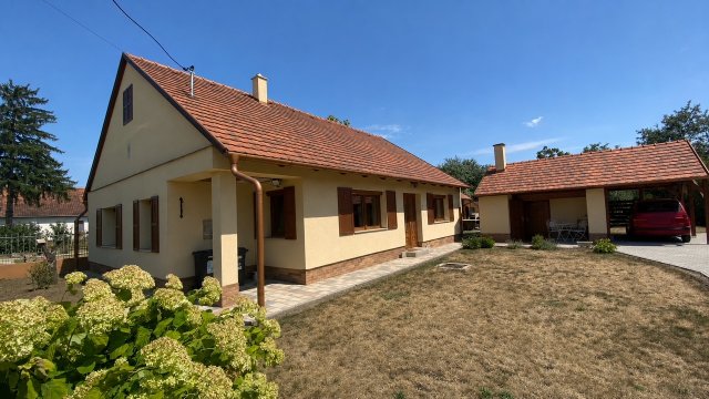 Eladó családi ház, Lajoskomáromban 81.5 M Ft, 4 szobás