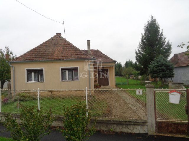 Eladó családi ház, Magyarszecsődön 26 M Ft, 3 szobás